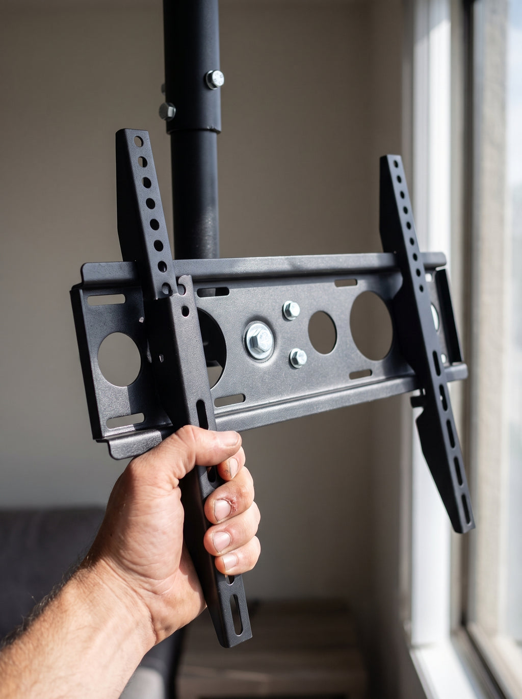 Soporte de techo para TV Nido sostenido en la mano