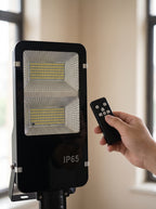 Foco solar LED 200W Nido sostenido en la mano