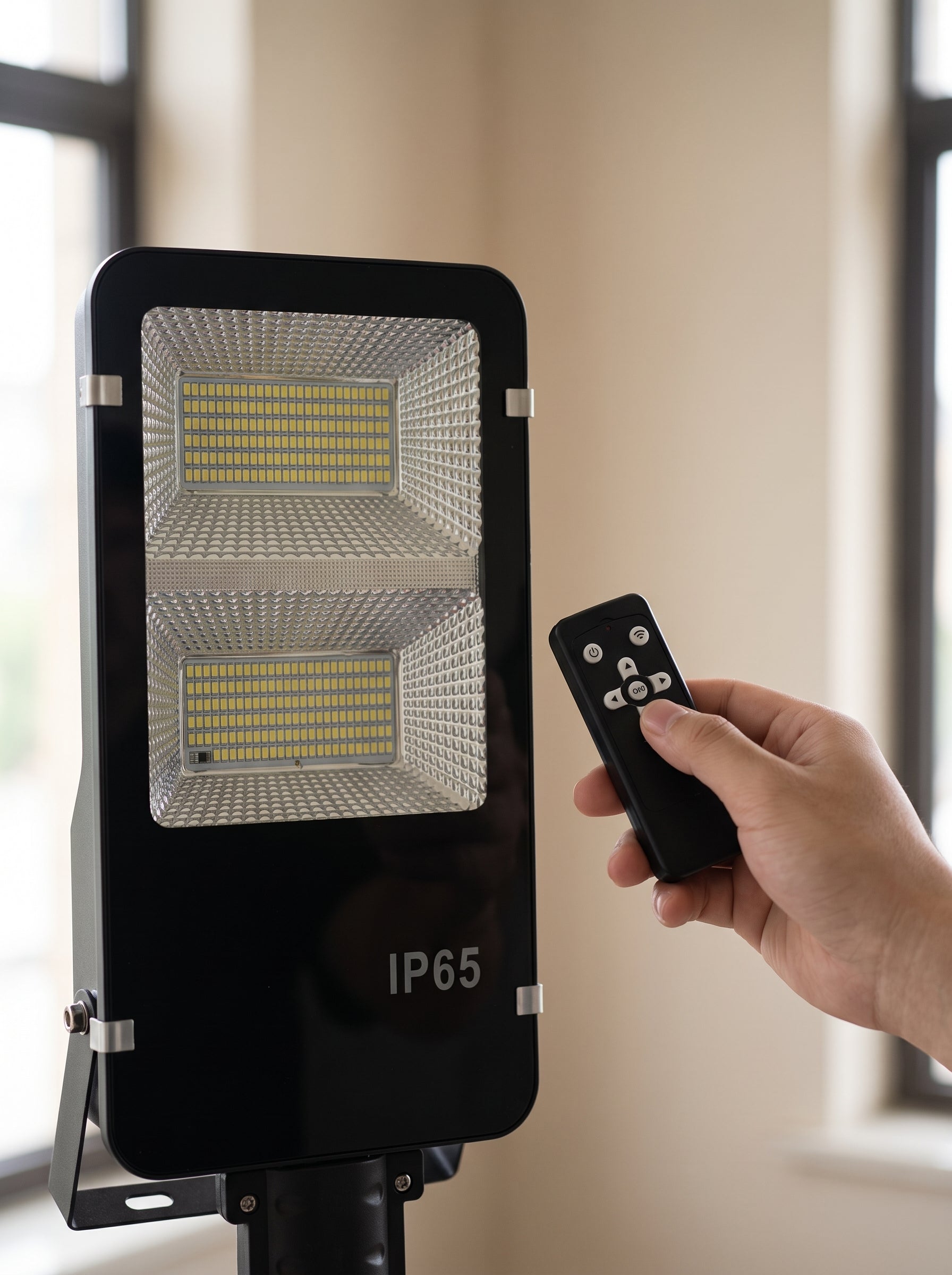 Foco solar LED 200W Nido sostenido en la mano