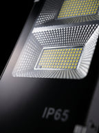 Detalle de los LED y la carcasa de aluminio del foco solar 200W Nido