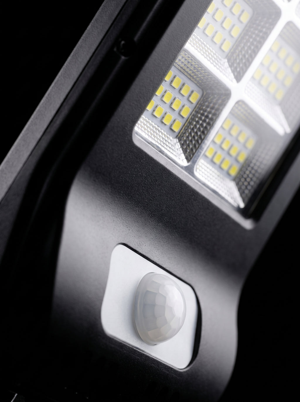 Detalle del sensor de movimiento y los LED del foco solar Nido