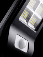 Detalle del sensor de movimiento y los LED del foco solar Nido