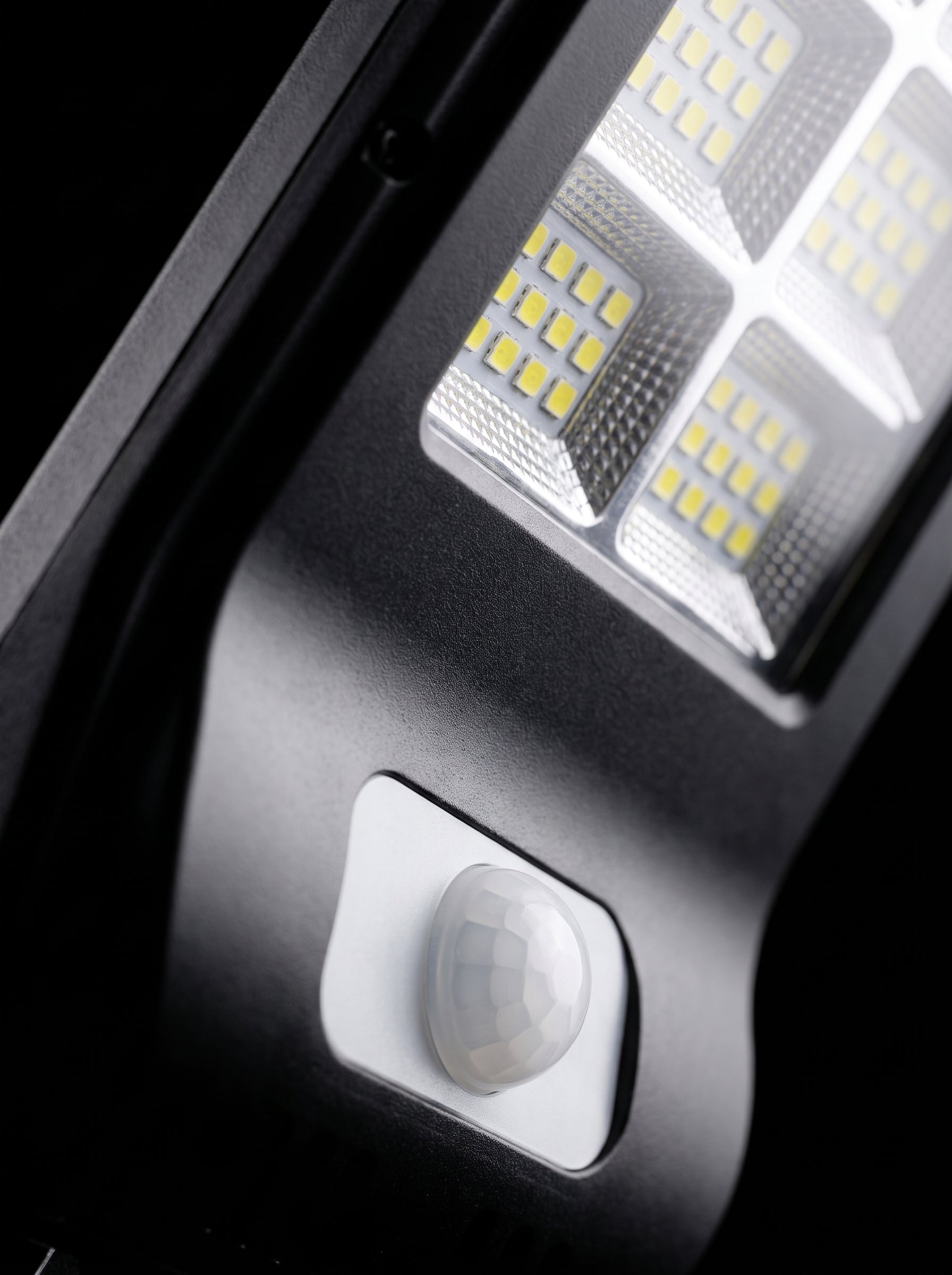 Detalle del sensor de movimiento y los LED del foco solar Nido