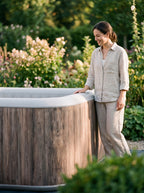 Jacuzzi inflable Avenli Boston Nido junto a una persona, mostrando su tamaño real