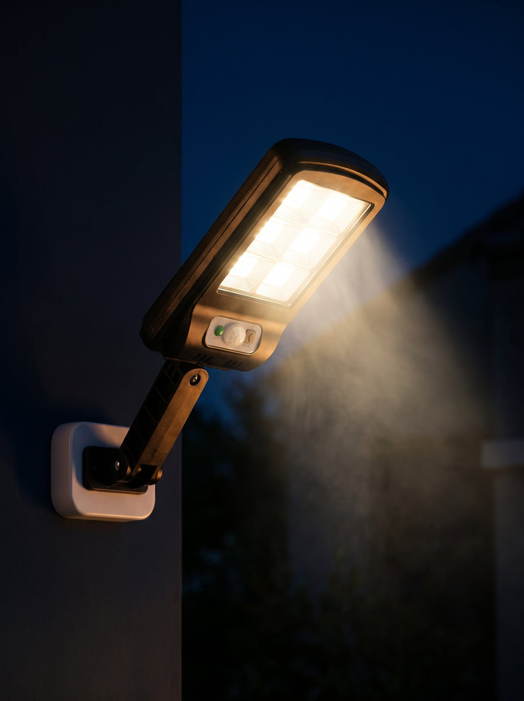 Foco solar LED con sensor Nido encendido iluminando de noche